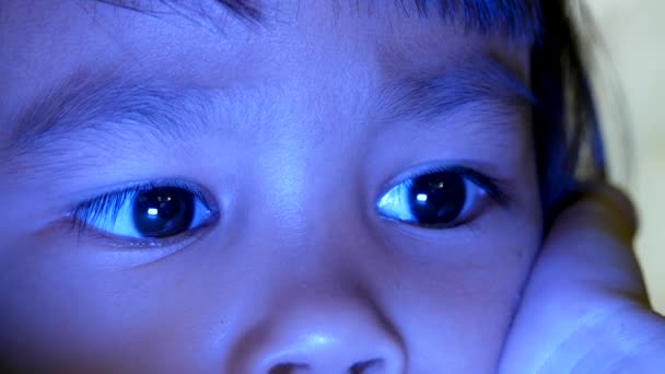 Gros Plan Petite Fille Lit Regardant Smartphone Nuit Lumière Bleue — Video