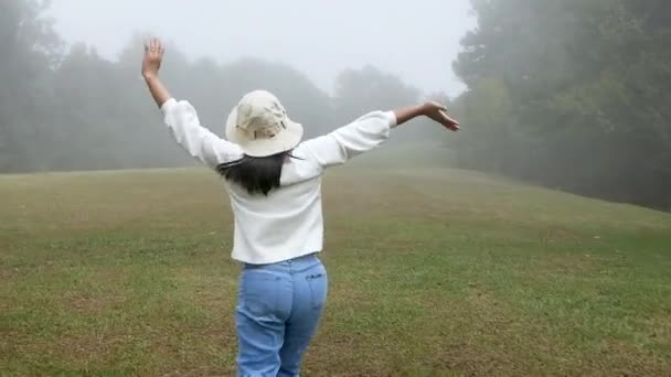 Mujer Joven Corriendo Con Las Manos Levantadas Disfrutar Niebla Mañana — Vídeos de Stock