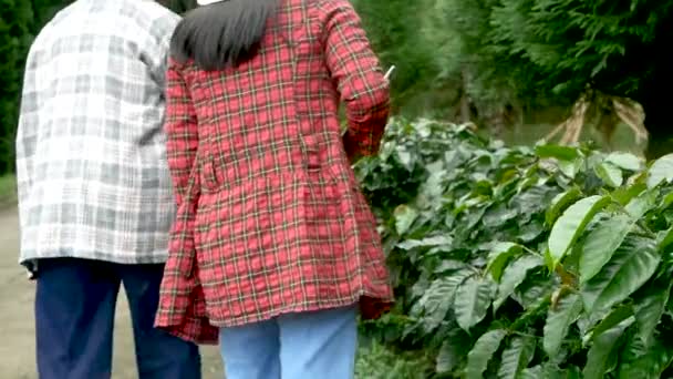 Jeune Femme Avec Son Grand Père Utilisant Une Tablette Numérique — Video