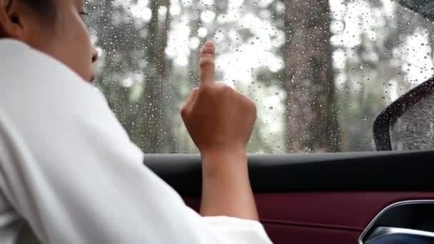 Triste Jovem Mulher Sentada Solitária Pensando Seu Amante Carro Dia — Vídeo de Stock