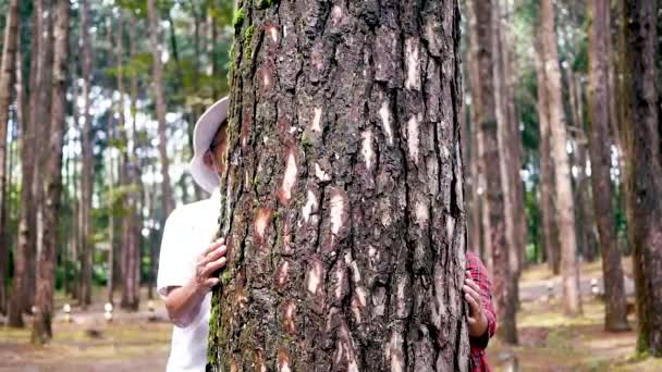 Uma Filha Adulta Com Pai Sênior Abraçando Uma Árvore Sorrindo — Vídeo de Stock