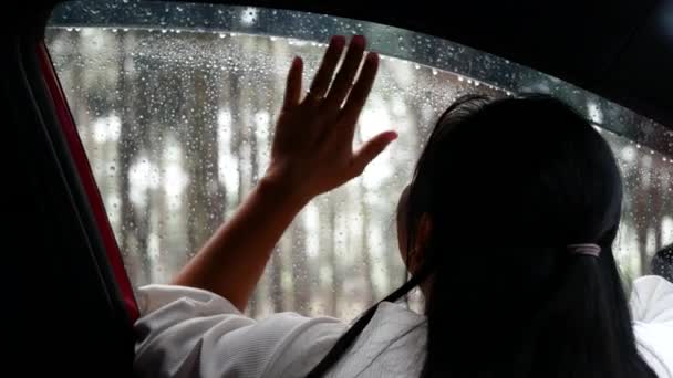 Trist Ung Kvinde Sidder Ensom Tænker Sin Elsker Bilen Regnvejrsdag – Stock-video