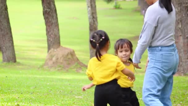 Boldog Anya Gyerekek Ülnek Játszanak Kertben Zöld Pázsiton Pihenőidő Családi — Stock videók