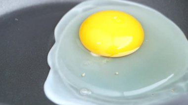 Ellerinizi kapayın ve tavada kızarmış yumurta yapın. Kahvaltı konsepti.