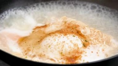 Baharatı tavaya yumurtalı hazır eriştenin içine koymak mutfaktaki gazdan çıkan sıcak ateşe..