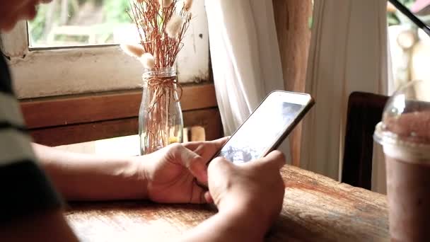 Widok Azjatkę Korzystającą Smartfona Czytającego Media Społecznościowe Wpisującego Telefon Kawiarni — Wideo stockowe