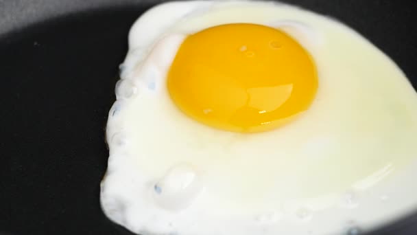 Closeup Gebakken Eieren Zwarte Koekenpan Ontbijt Concept — Stockvideo
