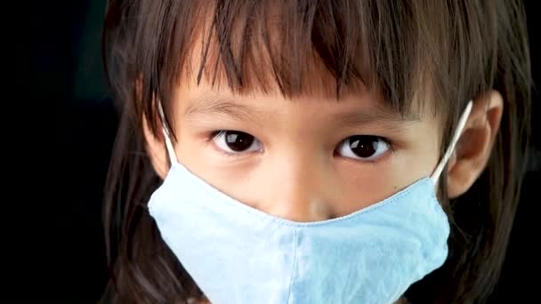 顔のマスクをしたアジアの子供は コロナウイルス感染 Pm2 大気汚染 から彼女を守るために 新しい正常な行動 — ストック動画