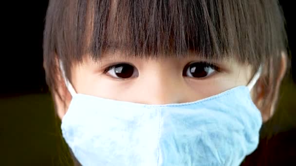顔のマスクをしたアジアの子供は コロナウイルス感染 Pm2 大気汚染 から彼女を守るために 新しい正常な行動 — ストック動画