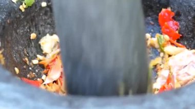 Havan topuna sarımsak ve kırmızı biber dolduruyorum. Tayland yemekleri konsepti.