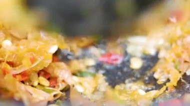 Havan topuna sarımsak ve kırmızı biber dolduruyorum. Tayland yemekleri konsepti.