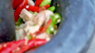 Havan topuna sarımsak ve kırmızı biber dolduruyorum. Tayland yemekleri konsepti.