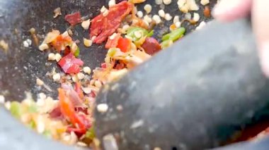 Havan topuna sarımsak ve kırmızı biber dolduruyorum. Tayland yemekleri konsepti.