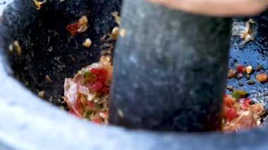 Havan topuna sarımsak ve kırmızı biber dolduruyorum. Tayland yemekleri konsepti.