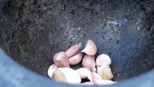 Knoblauch Und Chilipfeffer Mit Dem Stößel Einem Mörser Zerstoßen Kochen — Stockvideo