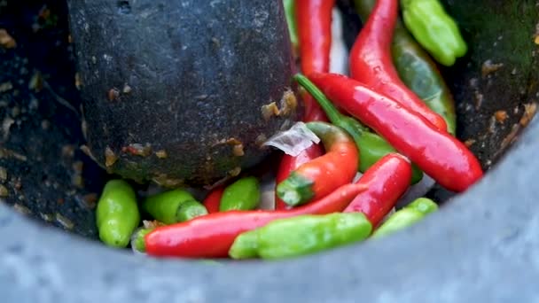 Bušení Česneku Chilli Papriček Kamennou Paličkou Maltě Vaření Thajské Jídlo — Stock video