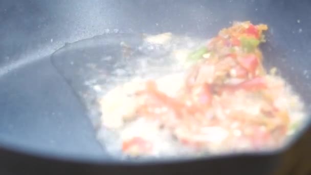Zbliżenie Kobiet Ręce Gotowanie Mieszać Smażone Papryki Chili Czosnek Patelni — Wideo stockowe