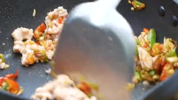 Großaufnahme Von Frauenhänden Beim Kochen Gebratene Chilischoten Und Knoblauch Einer — Stockvideo