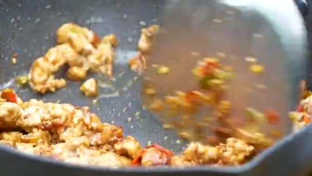 요리를 마무리하고 프라이팬에 돼지고기 조각과 부엌의 가스에서 나오는 뜨거운 설탕을 — 비디오