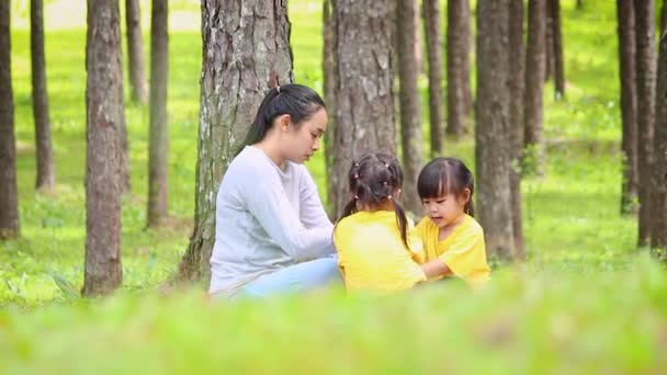 Mãe Feliz Crianças Sentadas Brincando Gramado Verde Jardim Conceitos Tempo — Vídeo de Stock