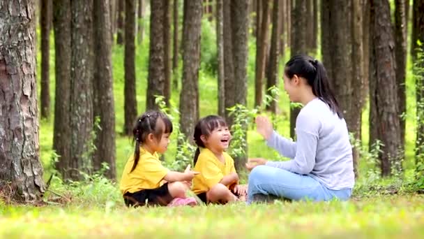 Счастливая Мать Дети Сидят Играют Зеленой Лужайке Саду Концепции Релаксации — стоковое видео