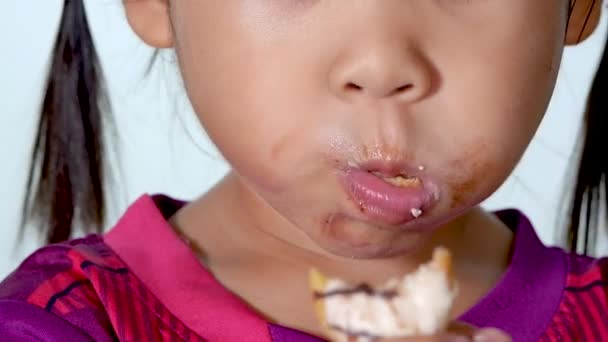 Vista Close Menina Bonito Comer Donuts Doces Desfrutar Sabor Sobre — Vídeo de Stock