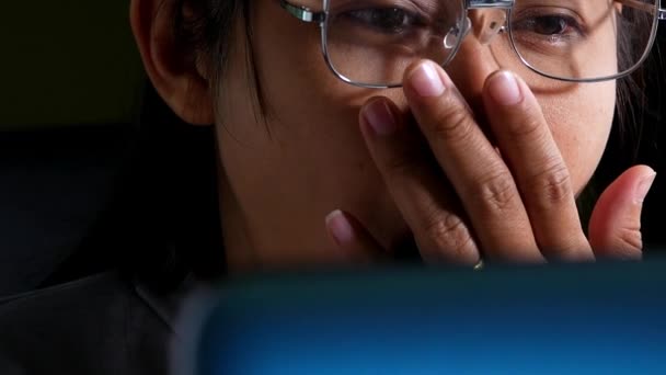 Mujer Cansada Usando Gafas Usando Tecnología Computadora Portátil Mientras Está — Vídeo de stock