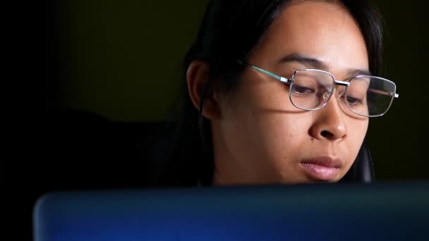 Niezdrowa Kobieta Nosi Okulary Przy Użyciu Technologii Komputerowej Laptopa Bierze — Wideo stockowe