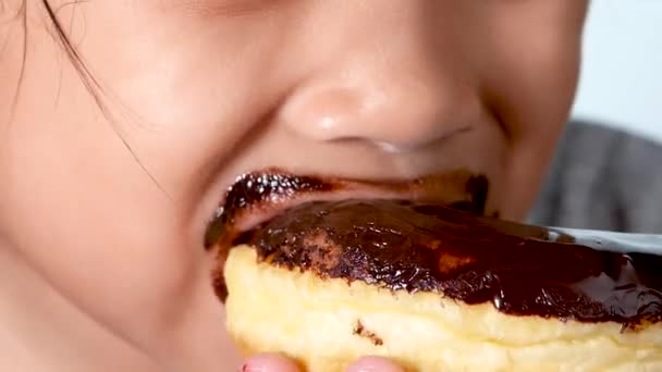 Nahaufnahme Von Niedlichen Kleinen Mädchen Essen Süße Donuts Und Genießen — Stockvideo