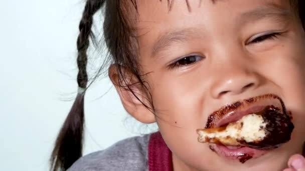 Close Uitzicht Van Schattig Klein Meisje Eten Zoete Donuts Genieten — Stockvideo