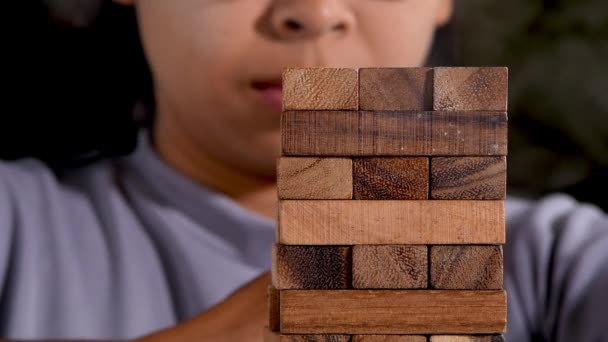 Žena Přemýšlí Soustředí Aby Sama Vytáhla Dřevěné Bloky Pokoji Jenga — Stock video