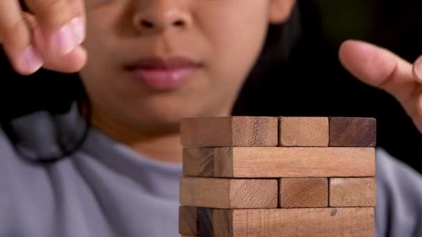 Kobieta Myśli Koncentruje Się Budowaniu Drewnianych Bloków Samym Pokoju Koncepcja — Wideo stockowe