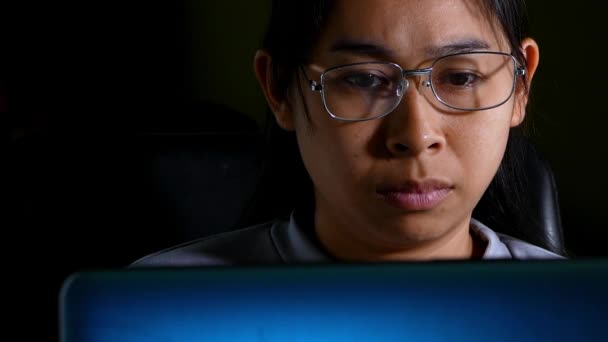 Zmęczona Kobieta Okularach Używająca Technologii Komputerowej Laptopie Siedząca Nocą Stole — Wideo stockowe
