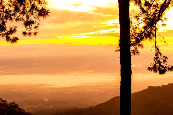 山の頂上に雲がある夕日の空の美しい風景 — ストック写真