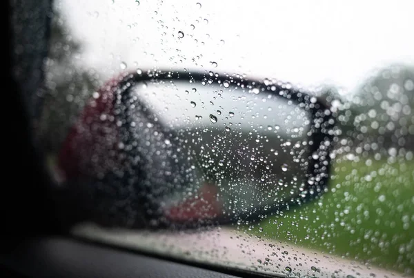 Ασταθής Άποψη Από Καθρέπτη Πλευρά Του Αυτοκινήτου Και Υγρό Παράθυρο — Φωτογραφία Αρχείου