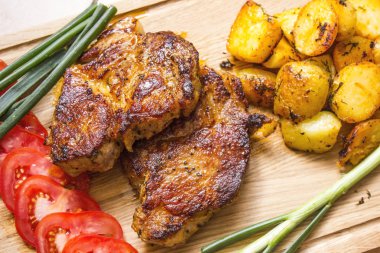 biftek, patates ve domates ile