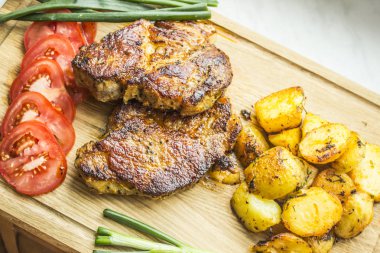 biftek, patates ve domates ile