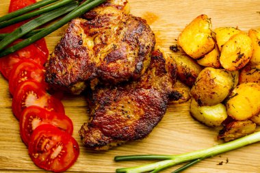 biftek, patates ve domates ile