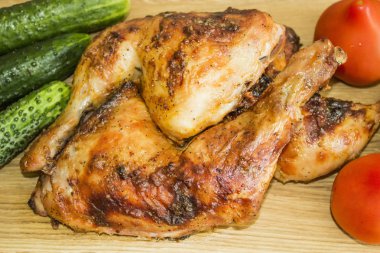 Izgara tavuk domates ve salatalık ile