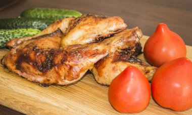 Izgara tavuk domates ve salatalık ile