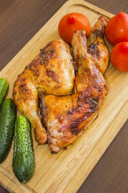 Izgara tavuk domates ve salatalık ile