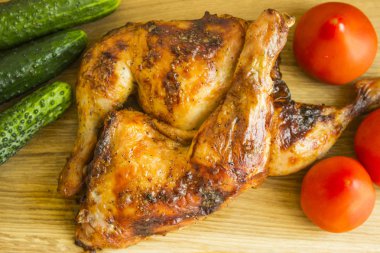 Izgara tavuk domates ve salatalık ile