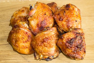 Kızarmış tavuk eti. Lezzetli yemegi