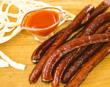 Sıcak avcılık sosis sos ve peynir ile