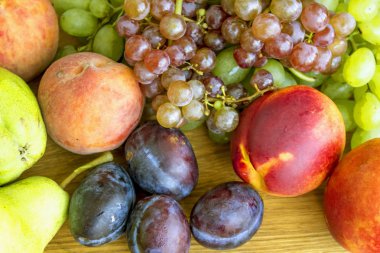 Bir sürü meyve gemide. Meyve kompozisyonu