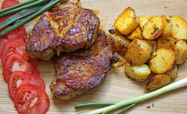 biftek, patates ve domates ile