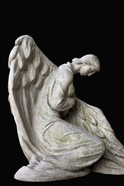 Bir melek acıyarak dua ediyor.