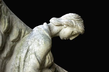 Bir melek acıyarak dua ediyor.