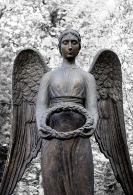 Mezarlıkta melek heykeli