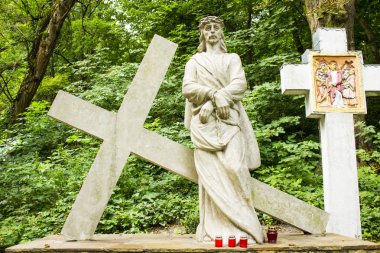 İsa Mesih haç altında